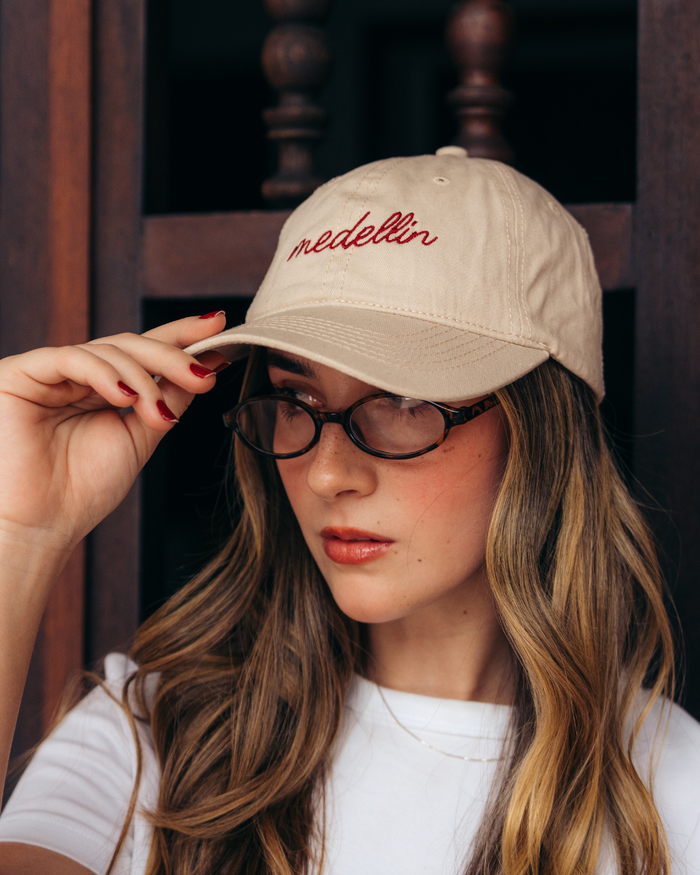 Gorra bordada Medellín cursiva