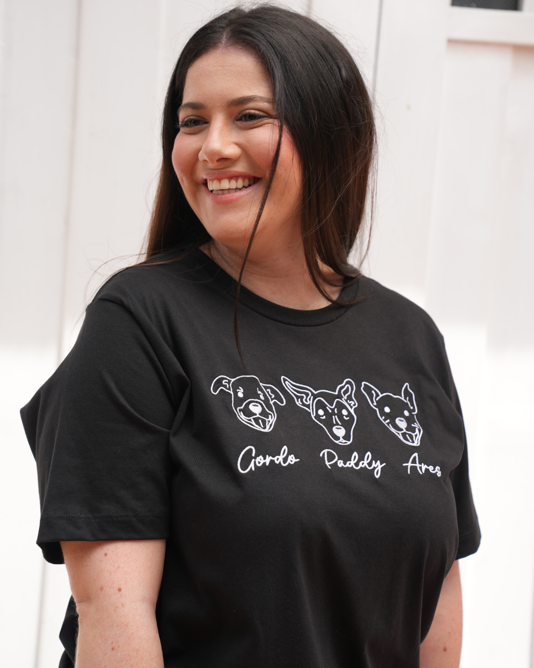 Camiseta bordada con mascota en líneas
