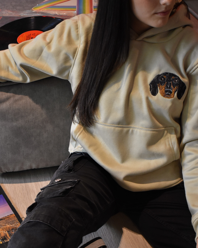 Hoodie bordado con perro salchicha negro