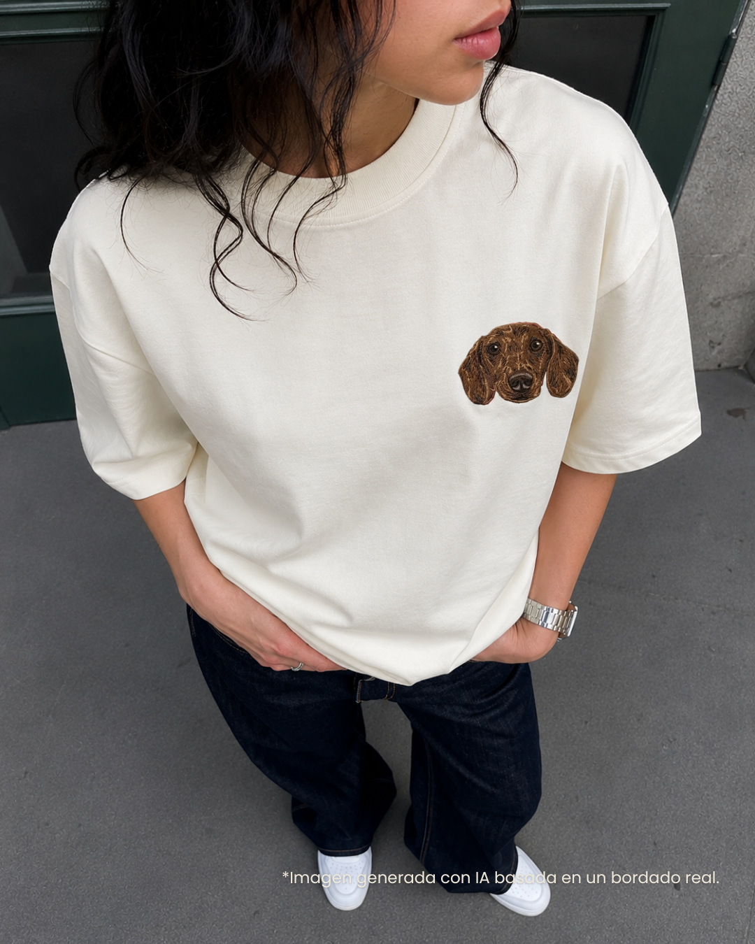 Camiseta bordada con perro salchicha café