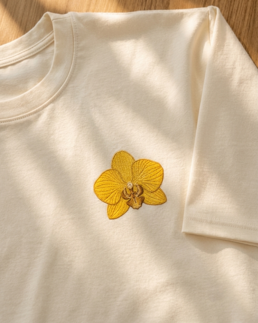 Camiseta bordada con orquídea amarilla