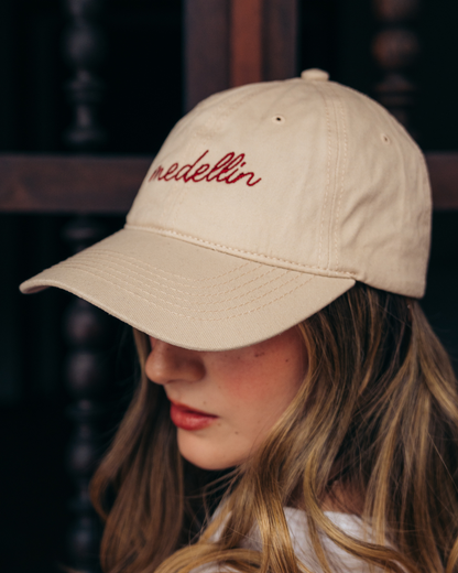 Gorra bordada Medellín cursiva