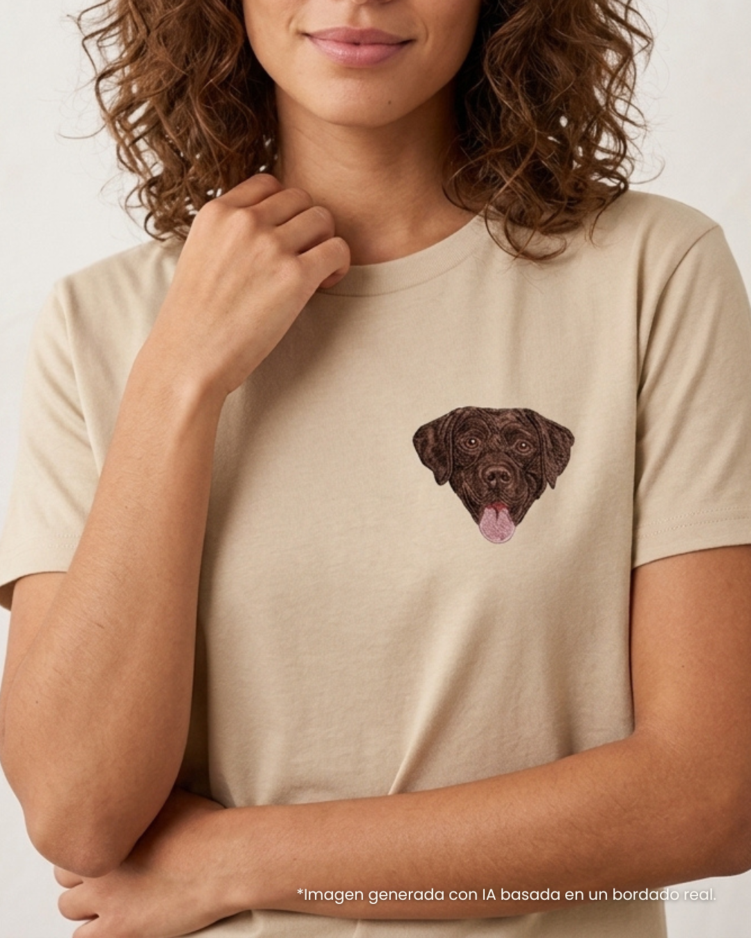 Camiseta bordada con perro labrador chocolate