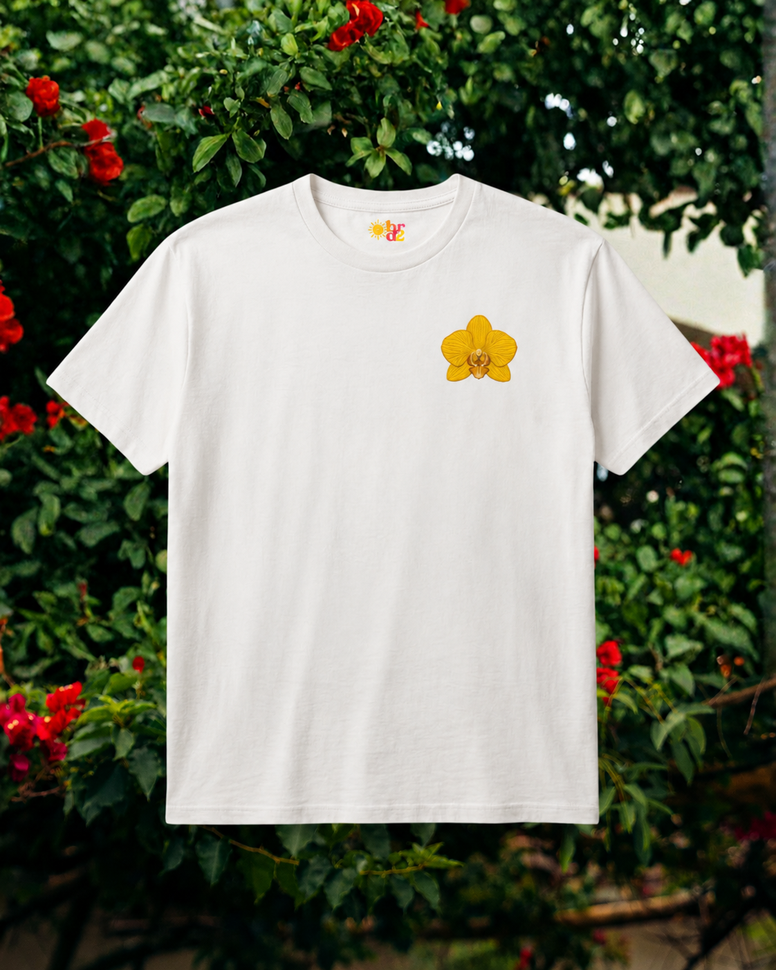 Camiseta bordada con orquídea amarilla - detalle del bordado BRD2