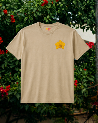 Camiseta bordada con orquídea amarilla
