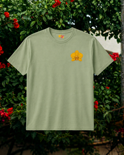 Camiseta bordada con orquídea amarilla