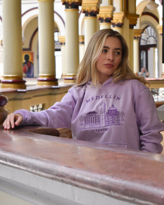 Hoodie bordado con el centro de Medellín