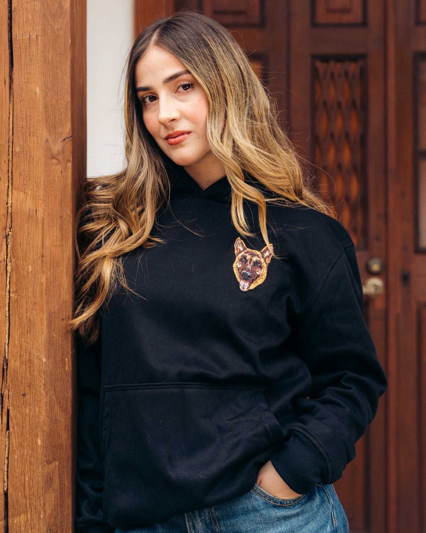 Hoodie bordado con pastor alemán
