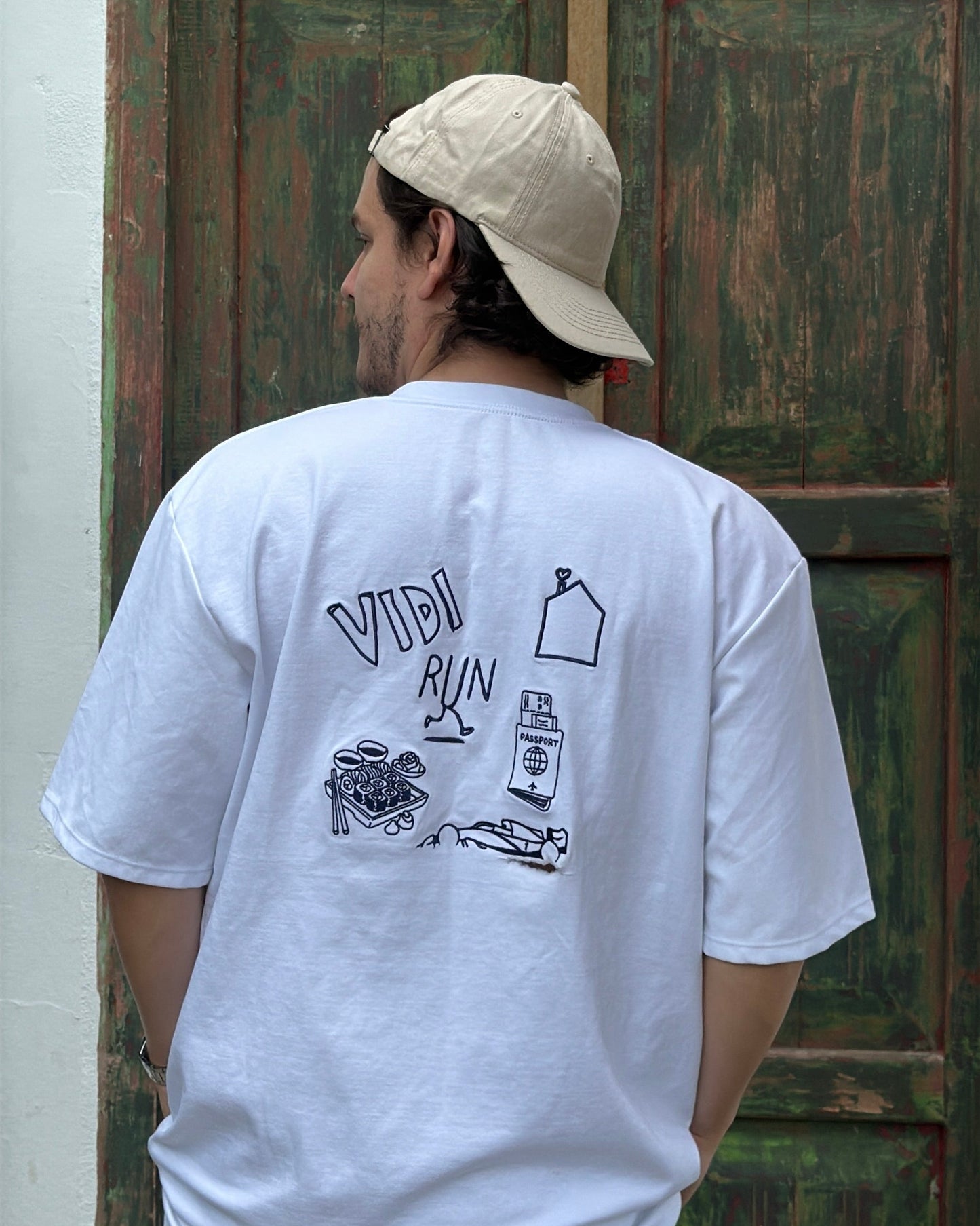 Camiseta bordada con tus cosas favoritas