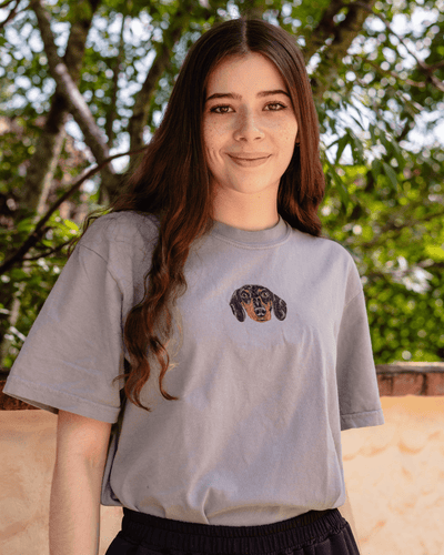 Camiseta bordada con perro salchicha negro