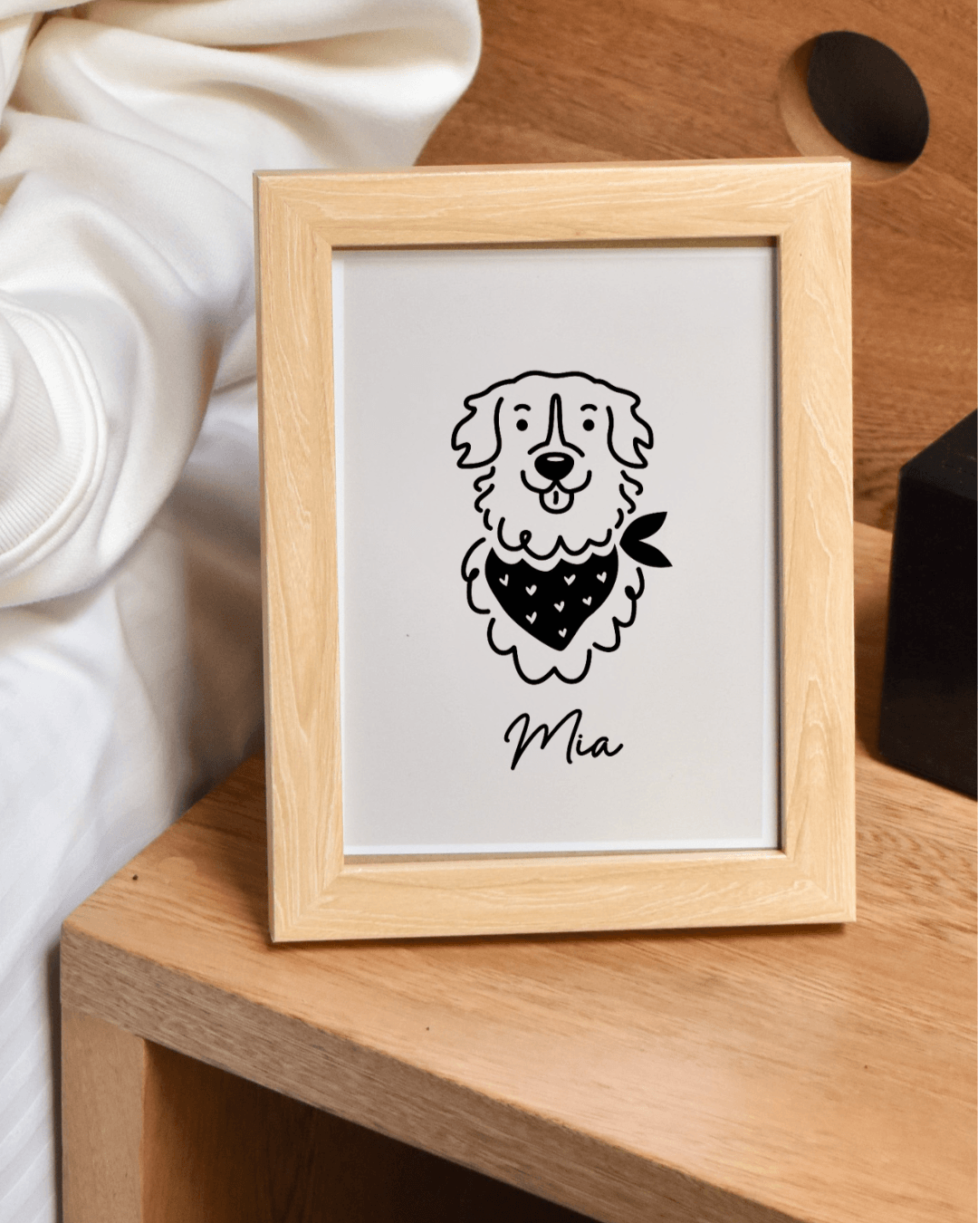 Marco con ilustración de mascota en líneas